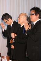 角野卓造（中央）