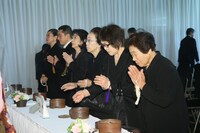 赤木春恵の告別式の様子。