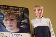 ポスターに写る自身と現在の姿を比べた観客から「大きくなったね」と声をかけられ、はにかむトーマス・ジオリア。