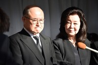 左から角野卓造、長山藍子。