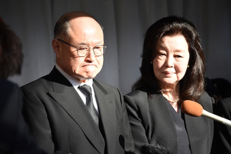 左から角野卓造、長山藍子。