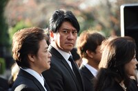 川崎麻世（中央）