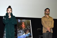 左から趣里、関根光才。