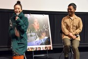 左から趣里、関根光才。