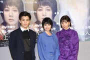 「炎上弁護人」会見にて、左から岩田剛典、真木よう子、仲里依紗。