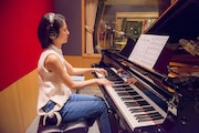 「君の歌はワルツ」レコーディング風景より、松下奈緒。