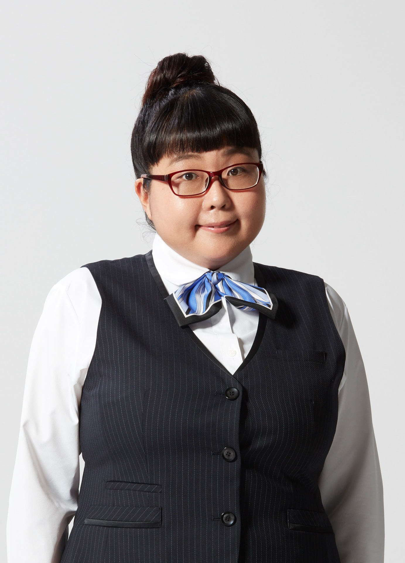 皆本佳恵役の小林きな子。