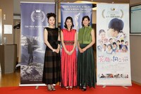 左から濱田英里、安田聖愛、佐藤藍子。