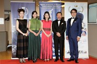 左から濱田英里、佐藤藍子、安田聖愛、木村祐一、池田鉄洋。