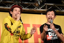 上田慎一郎（左）、カメラに指を差しながら「最高かよ！」 とどこかたどたどしく言い放つ濱津隆之（右）。
