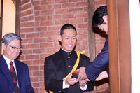 鈴木亮平（右）からさつま揚げを受け取る中村勘九郎（中央）。