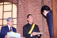 鈴木亮平（右）に特製マラソン足袋を渡す中村勘九郎（中央）。