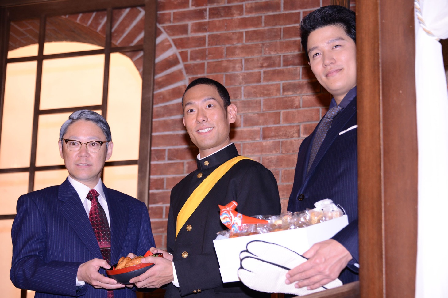 受け取ったゆかりの品を見せる様子。左から阿部サダヲ、中村勘九郎、鈴木亮平。