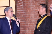 左から阿部サダヲ、中村勘九郎。
