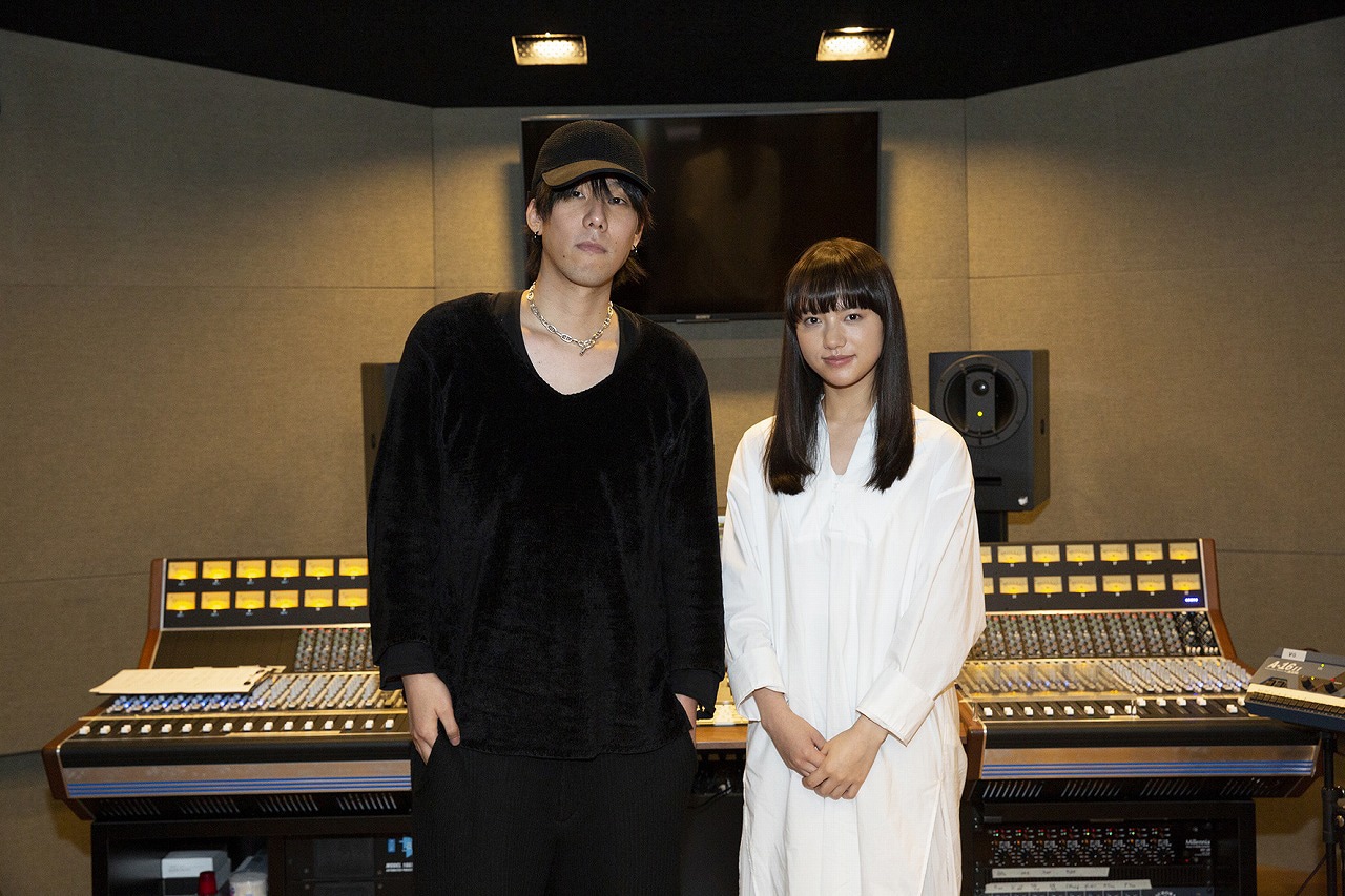 左から野田洋次郎、清原果耶。