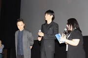 第29回シンガポール国際映画祭の「寝ても覚めても」公式上映に出席した東出昌大（中央）。