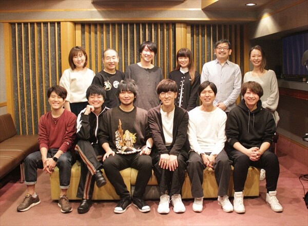 「えいがのおそ松さん」アフレコ現場にて、前列左から入野自由、福山潤、中村悠一、櫻井孝宏、神谷浩史、小野大輔。後列左から斎藤桃子、飛田展男、鈴村健一、遠藤綾、上田燿司、國立幸。