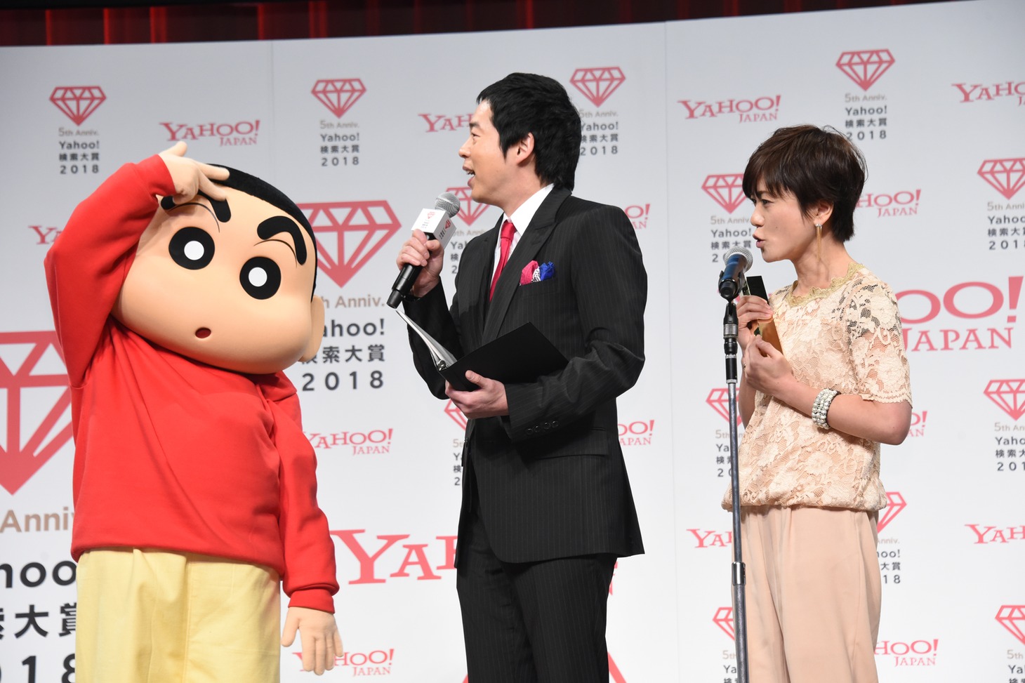 ステージ上でしんのすけに声を当てる小林由美子（右）。