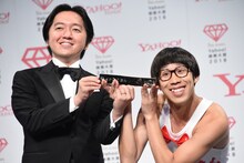 （左から）ヤフーの宮澤弦氏、ひょっこりはん。