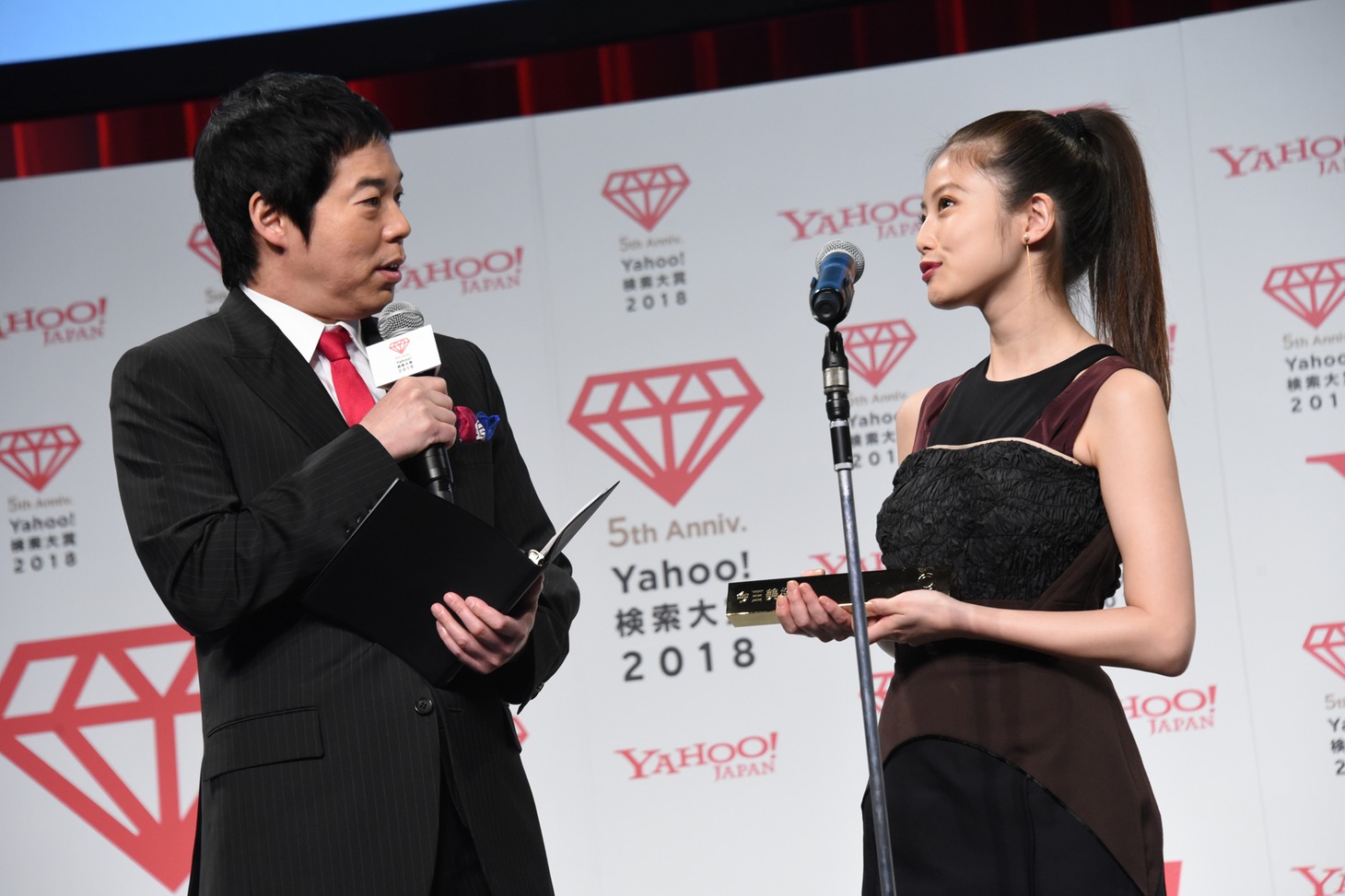 左から今田耕司、今田美桜。