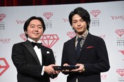 左から宮澤弦、中村倫也。