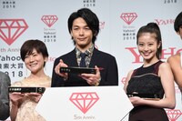 左から小林由美子、中村倫也、今田美桜。