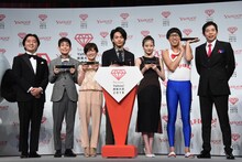 左から宮澤弦氏、矢部太郎、小林由美子、中村倫也、今田美桜、ひょっこりはん、今田耕司。