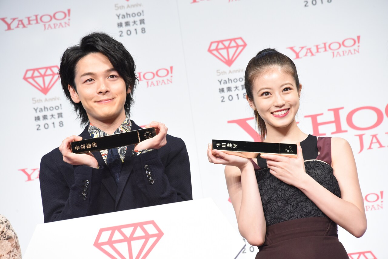 左から中村倫也、今田美桜。