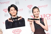 左から中村倫也、今田美桜。