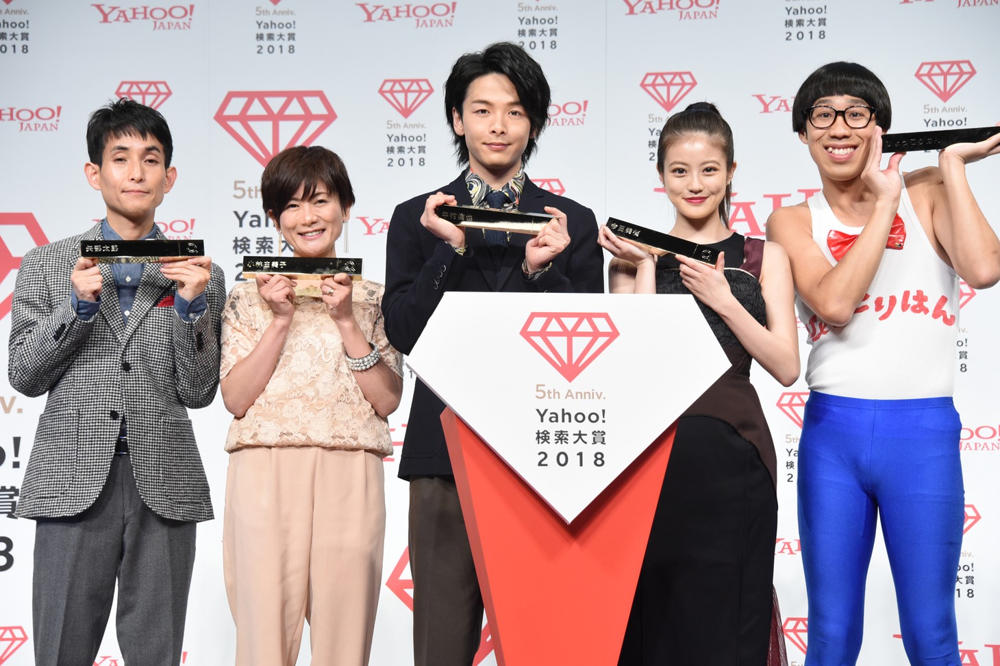 左から矢部太郎、小林由美子、中村倫也、今田美桜、ひょっこりはん。