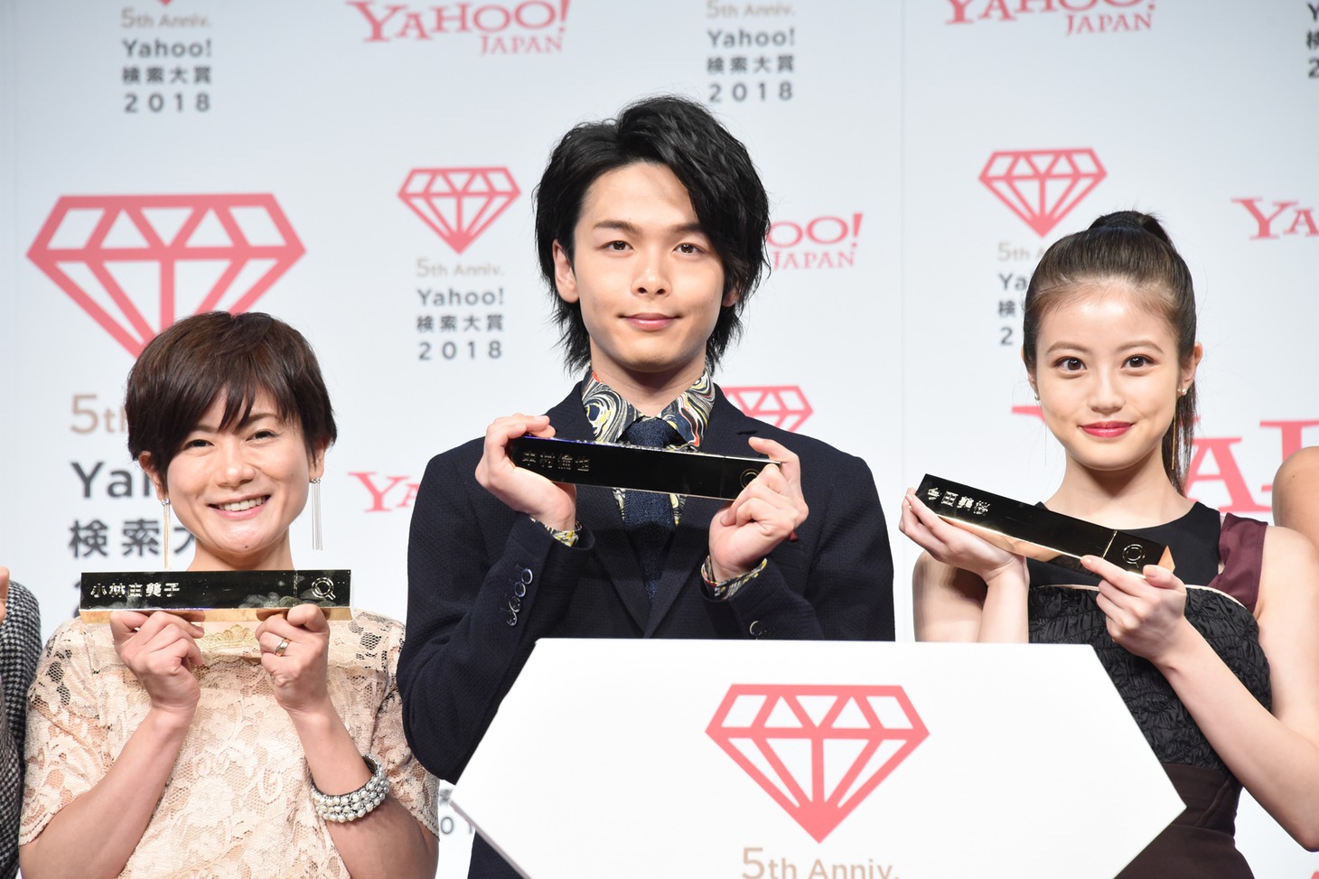 Yahoo!検索大賞2018発表会の様子。左から小林由美子、中村倫也、今田美桜。