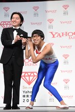 （左から）ヤフーの宮澤弦氏、ひょっこりはん。