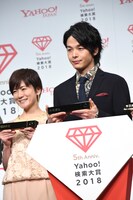 左から小林由美子、中村倫也。