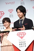左から小林由美子、中村倫也。