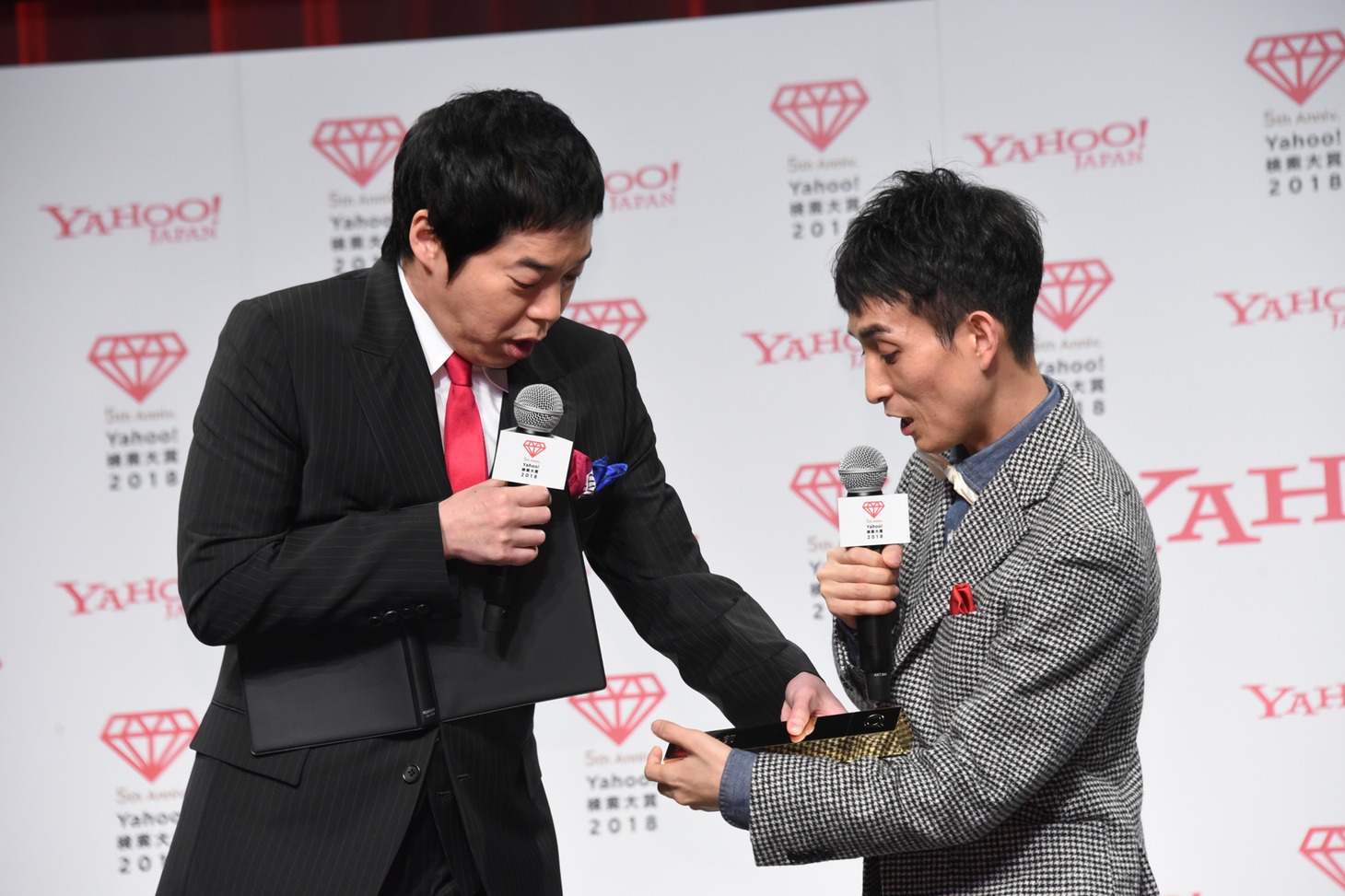 左から今田耕司、カラテカ矢部。
