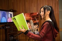 アフレコに挑む倉木麻衣。