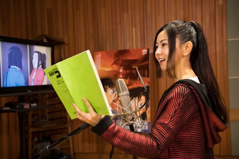 アフレコに挑む倉木麻衣。