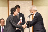 上田慎一郎（左）