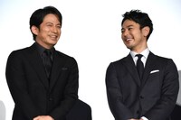 左から岡田准一、妻夫木聡。