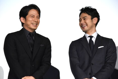 左から岡田准一、妻夫木聡。