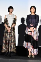 左から小松菜奈、松たか子。