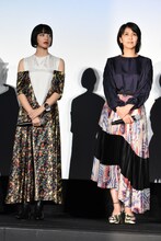 左から小松菜奈、松たか子。