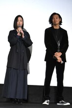 左から黒木華、青木崇高。