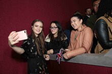 来場者と一緒に写真を撮るヘラ・ヒルマー。