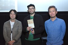 「旅するダンボール」公開記念トークショーの様子。左から岡島龍介、島津冬樹、吉田大致。