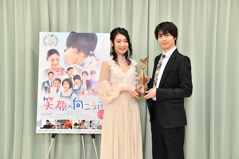 「笑顔の向こうに」会見の様子。左から高杉真宙、安田聖愛。