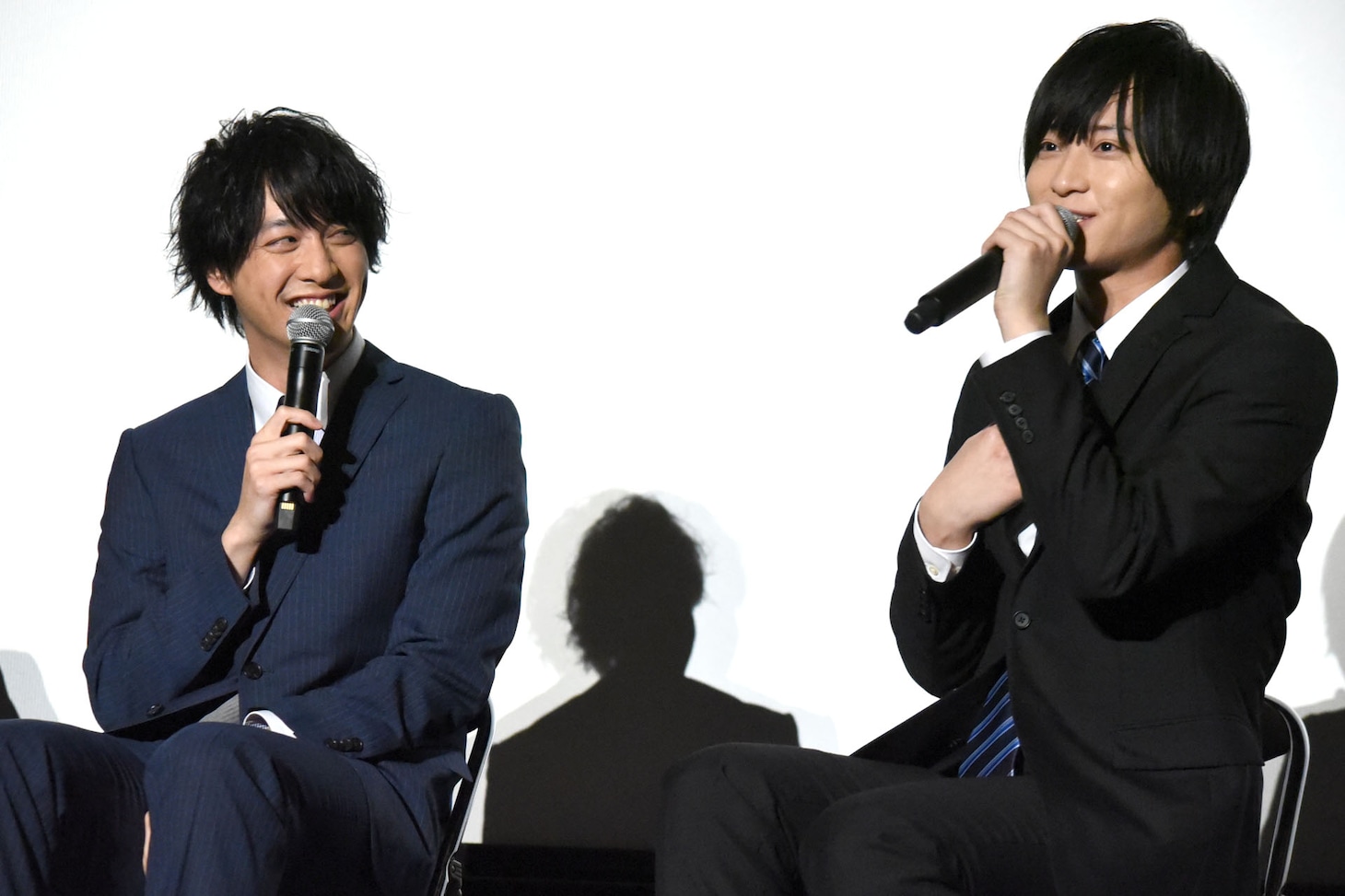 左から渡部秀、荒牧慶彦。