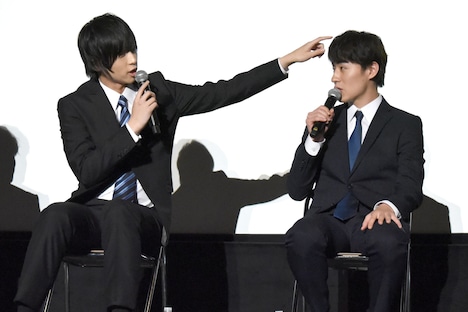 富田健太郎（右）の毛質をうらやむ荒牧慶彦（左）。