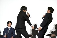 富田健太郎（右）を相手に、刀を振るう動きを披露する荒牧慶彦（中央）。