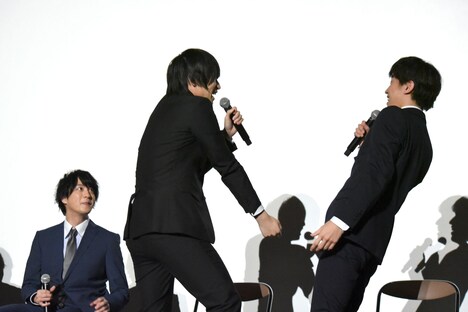 富田健太郎（右）を相手に、刀を振るう動きを披露する荒牧慶彦（中央）。